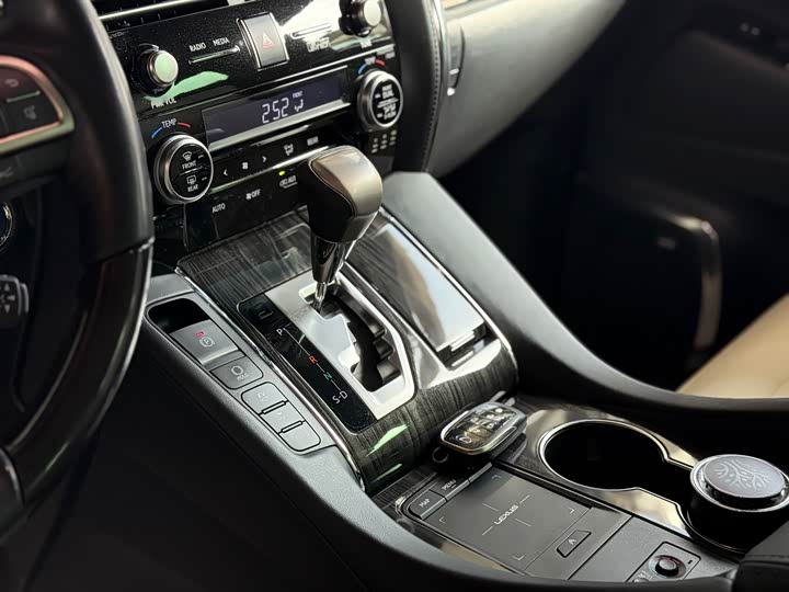 Фото 9 - Lexus LM