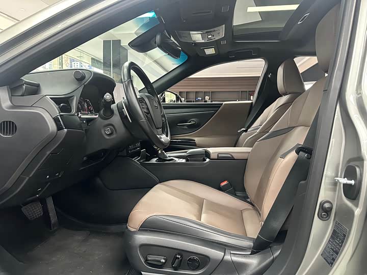 Фото 8 - Lexus ES