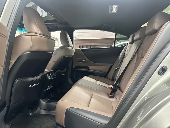 Фото 9 - Lexus ES