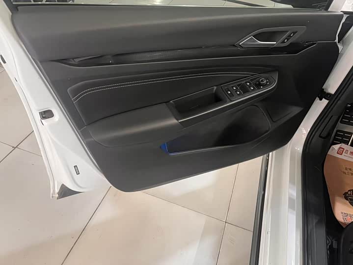 Фото 8 - Volkswagen Golf