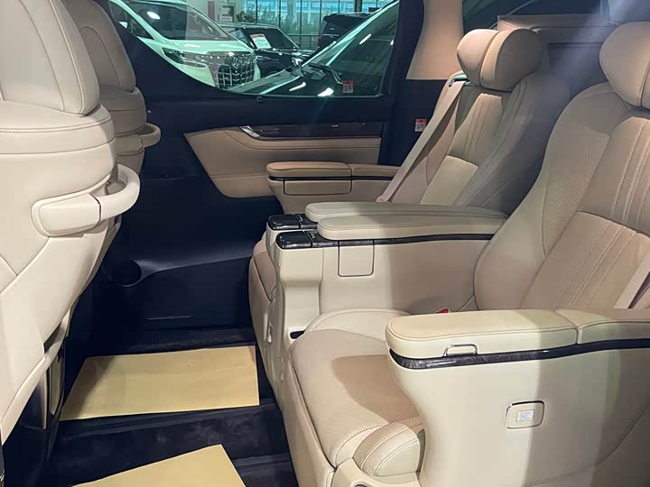 Photo 4 - Toyota Alphard