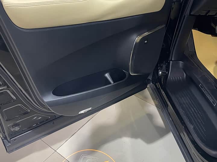 Photo 5 - Toyota Alphard