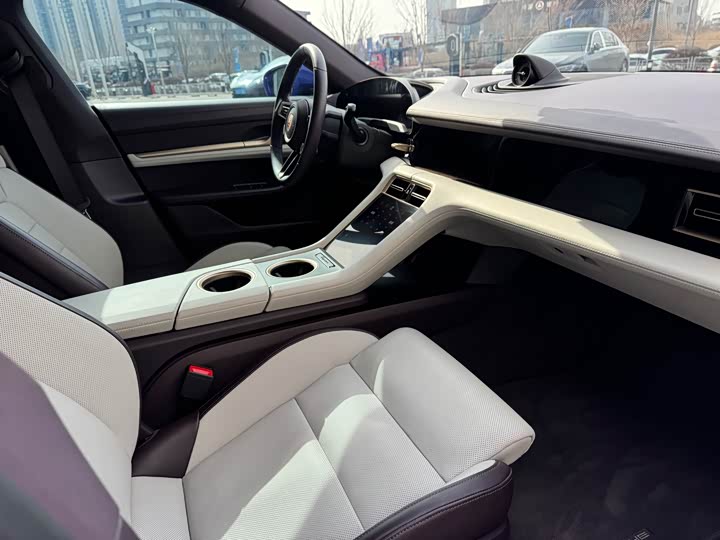 Фото 8 - Porsche Taycan