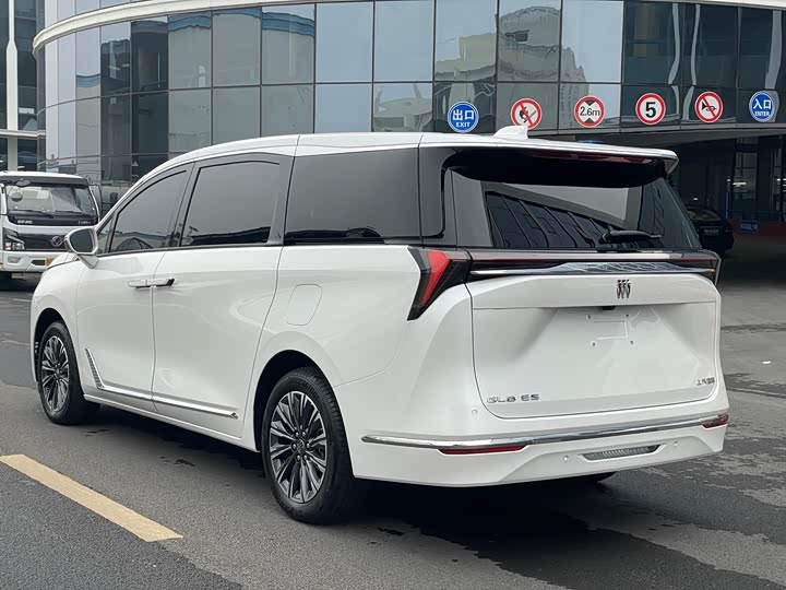 Photo 4 - Buick GL8 ES