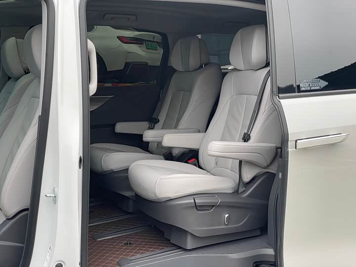 Photo 8 - Buick GL8 ES