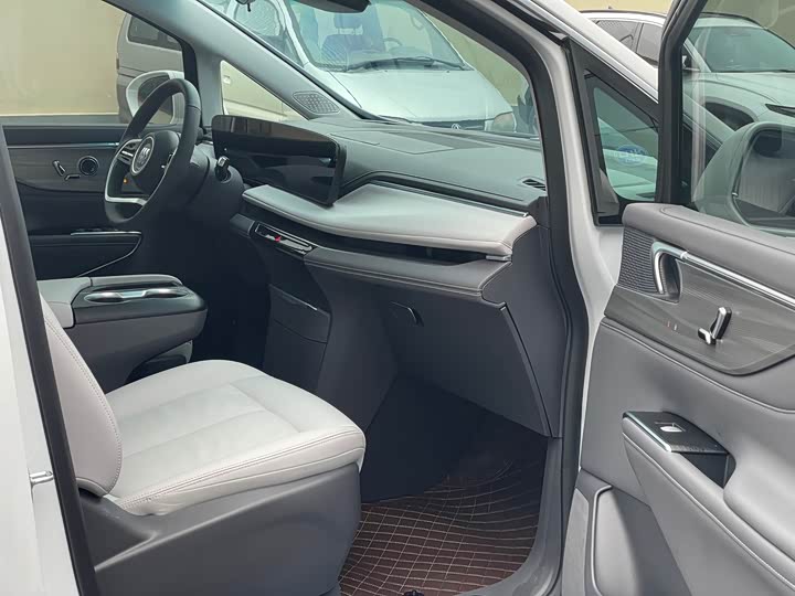 Photo 9 - Buick GL8 ES