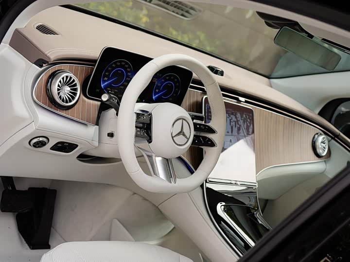 Photo 9 - Mercedes-Benz EQE SUV