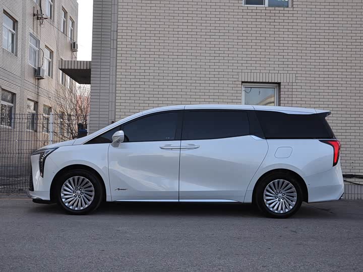 Photo 3 - Buick GL8 Century