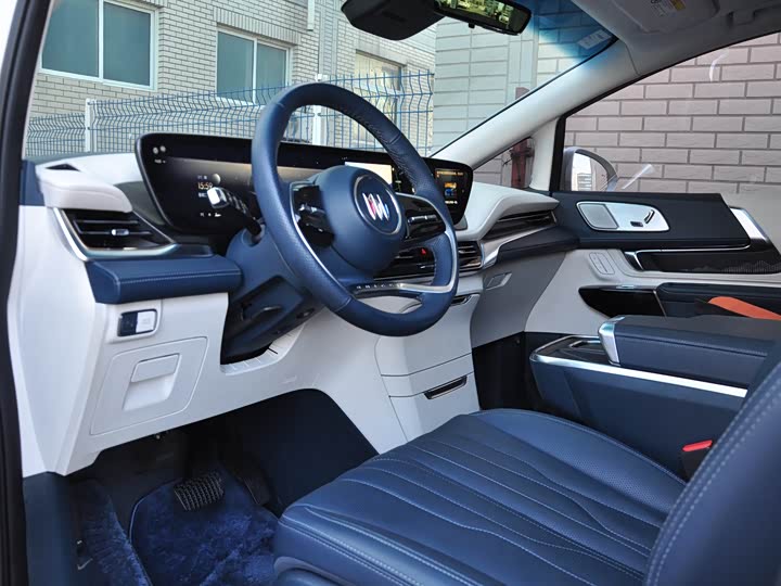 Photo 6 - Buick GL8 Century