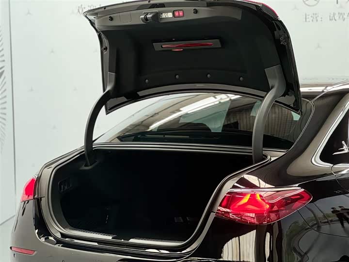 Photo 3 - Mercedes-Benz E-Class