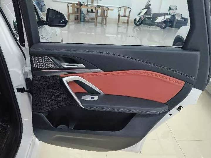 Фото 6 - BMW iX1