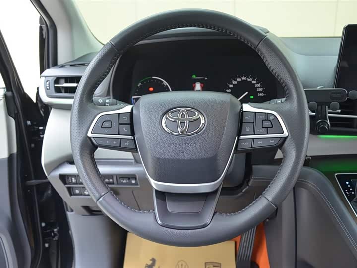 Фото 9 - Toyota Sienna