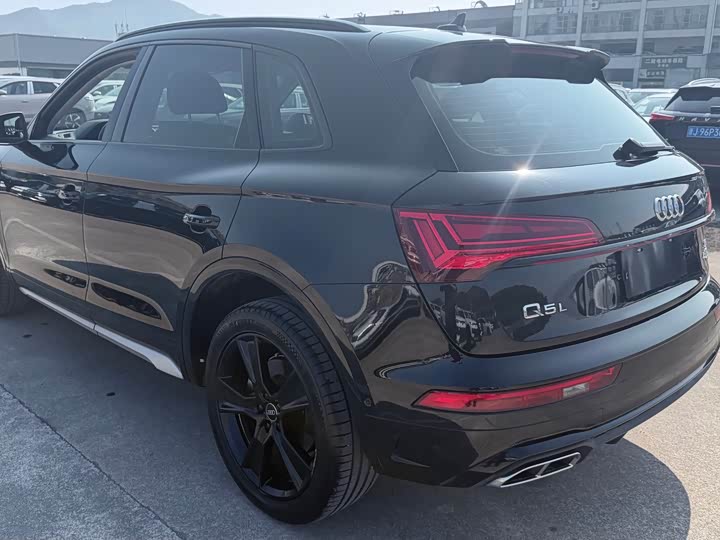 Фото 9 - Audi Q5L