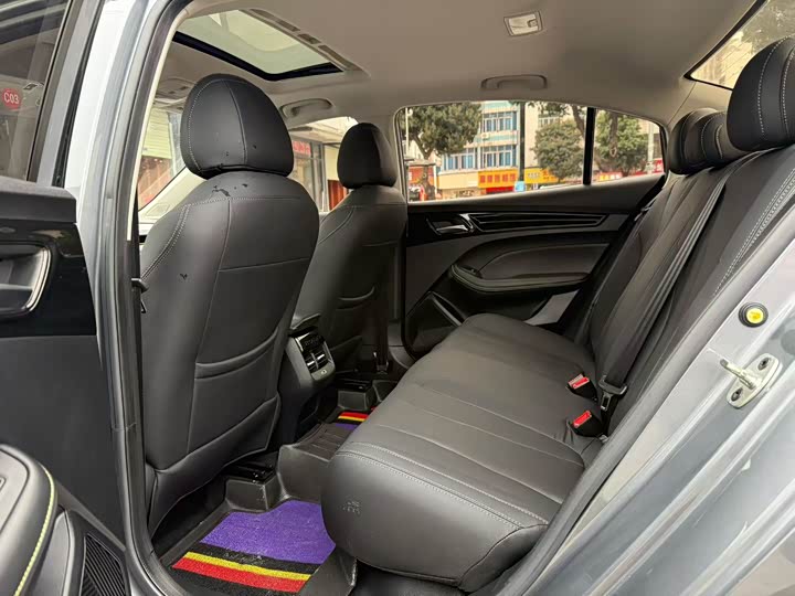 Фото 6 - Roewe i5