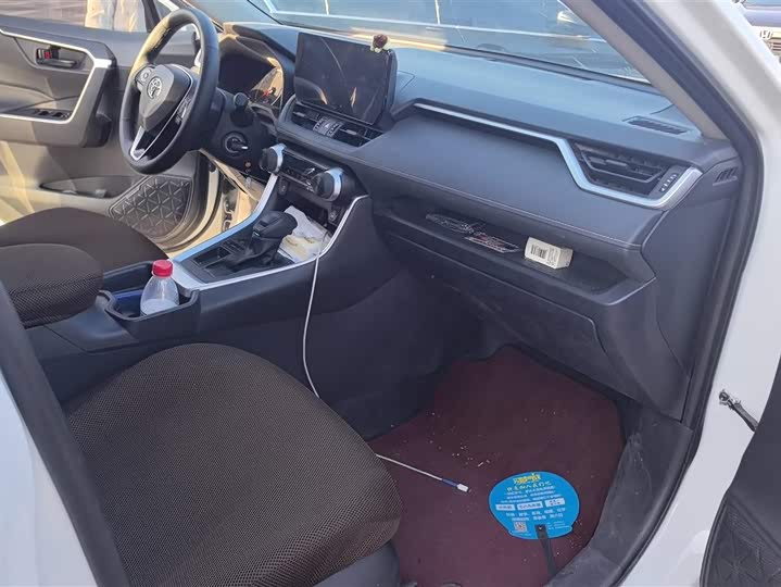 Фото 8 - Toyota RAV4