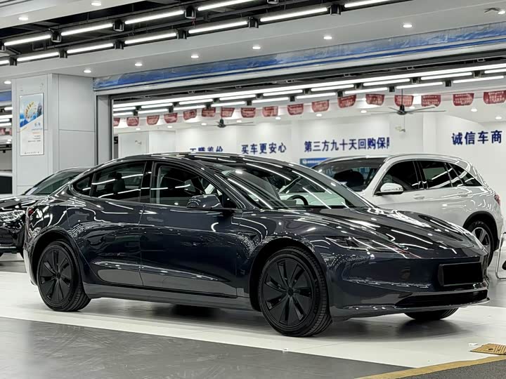 Фото 3 - Tesla Model 3