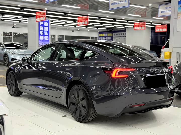 Фото 4 - Tesla Model 3