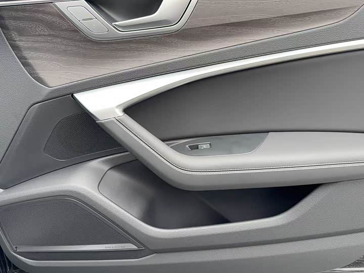 Фото 6 - Audi A6L