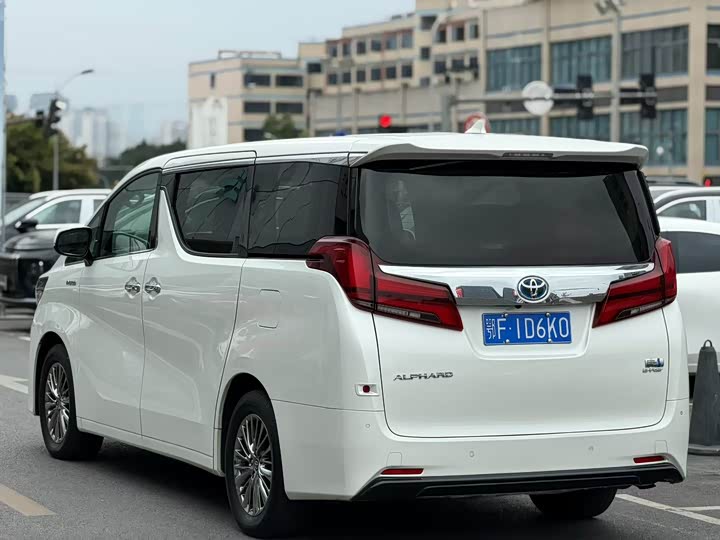 Фото 2 - Toyota Alphard
