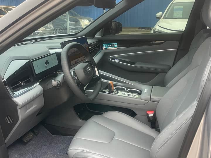 Photo 8 - Geely Atlas