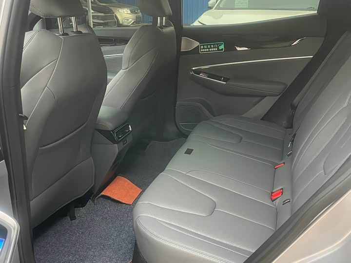 Photo 9 - Geely Atlas