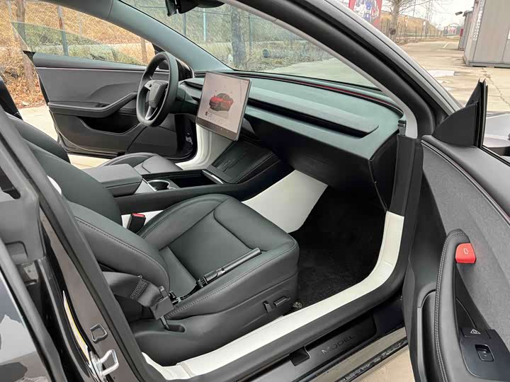 Фото 4 - Tesla Model 3