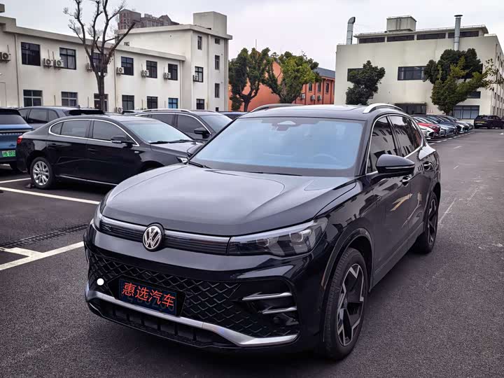 Photo 1 - Volkswagen Tiguan L Pro
