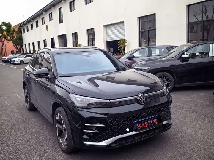 Photo 3 - Volkswagen Tiguan L Pro