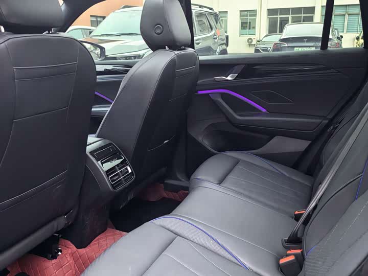 Photo 6 - Volkswagen Tiguan L Pro