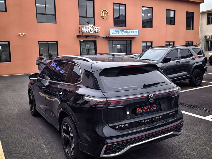 Photo 7 - Volkswagen Tiguan L Pro