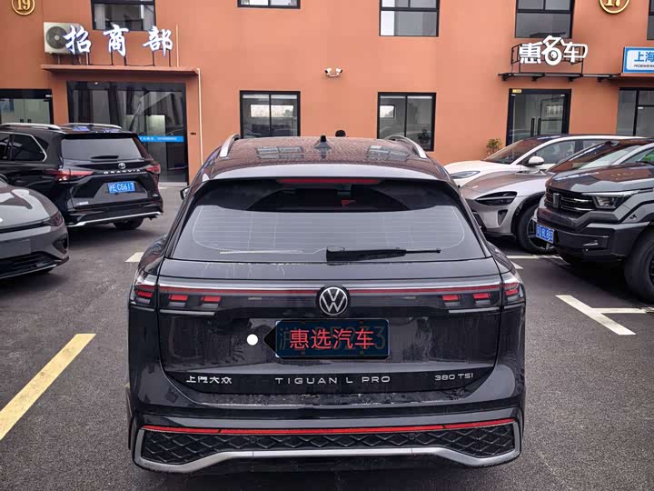 Photo 8 - Volkswagen Tiguan L Pro