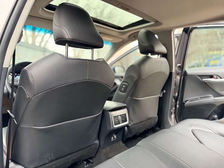 Фото 7 - Toyota Camry