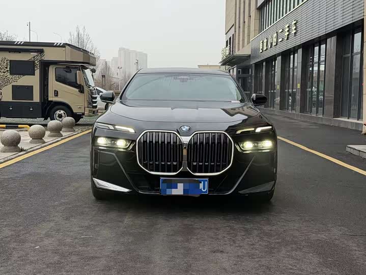 Photo 2 - BMW 7 Series