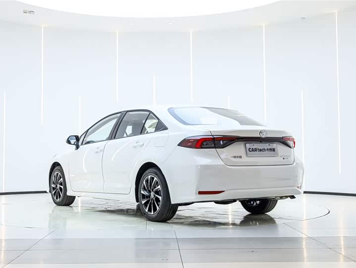 Фото 7 - Toyota Corolla