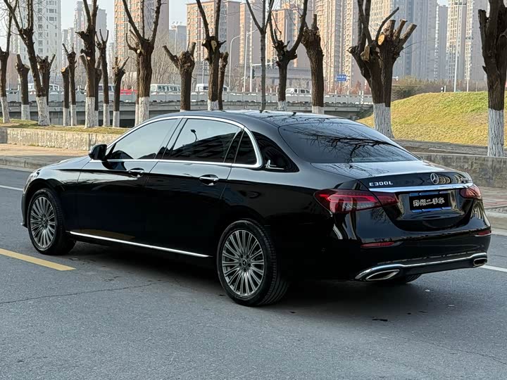 Фото 4 - Mercedes-Benz E-Class