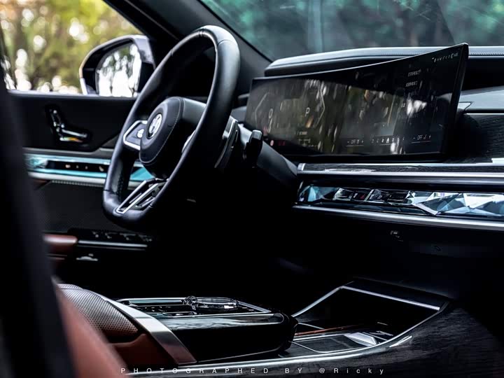 Photo 7 - BMW 7 Series