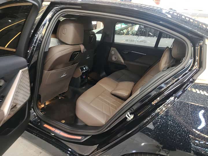 Photo 4 - BMW 5 Series