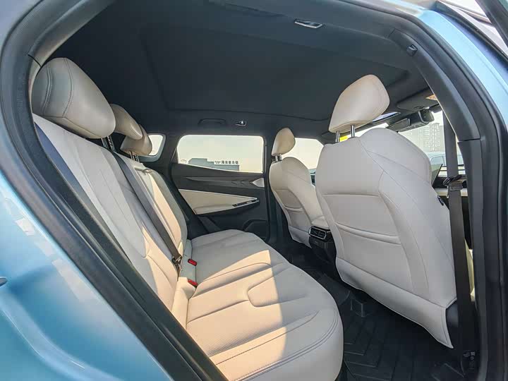 Фото 8 - Geely Atlas