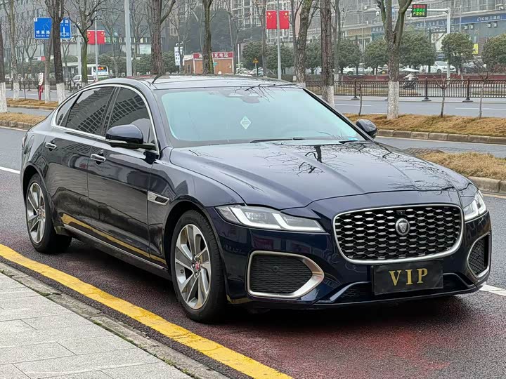 Photo 3 - Jaguar XF L