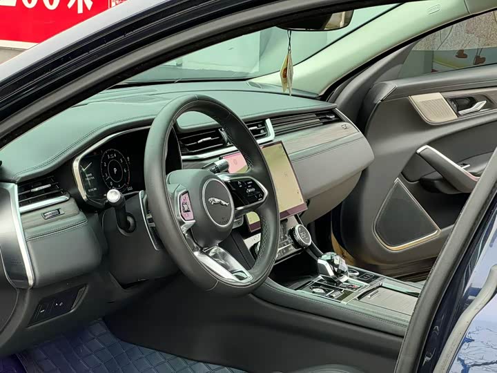 Photo 4 - Jaguar XF L