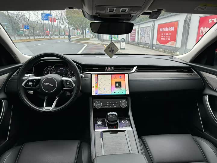 Photo 5 - Jaguar XF L