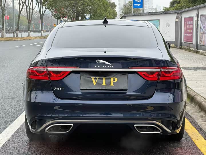 Photo 8 - Jaguar XF L