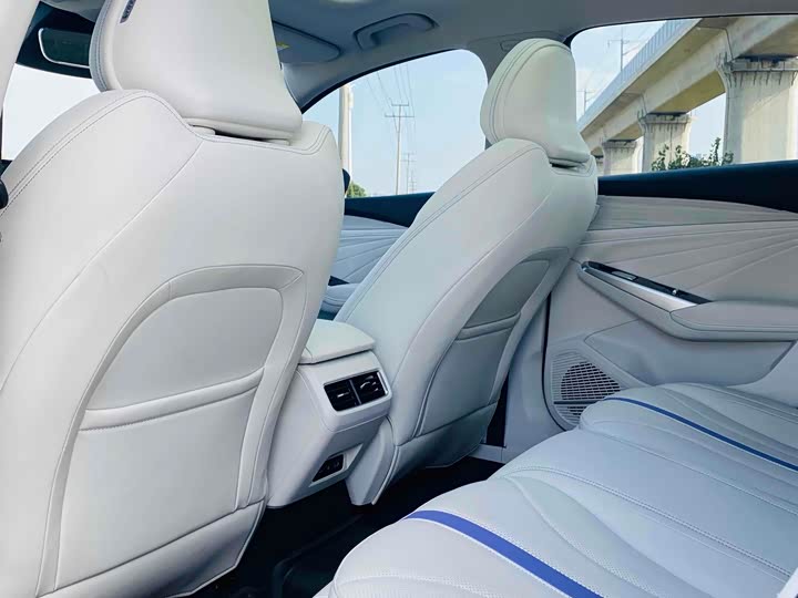 Фото 6 - Geely Preface L