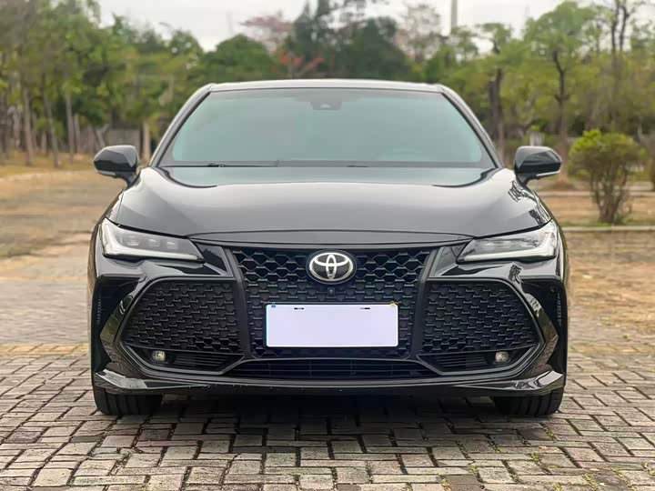 Photo 2 - Toyota Avalon