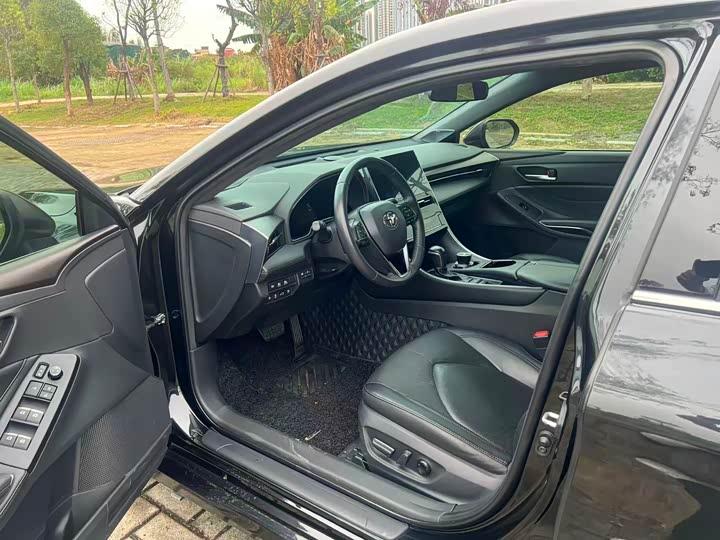 Photo 8 - Toyota Avalon