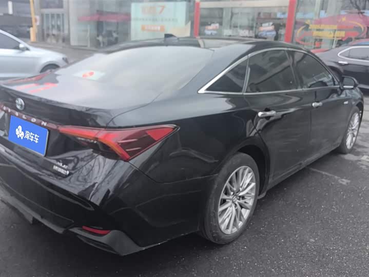 Photo 3 - Toyota Avalon