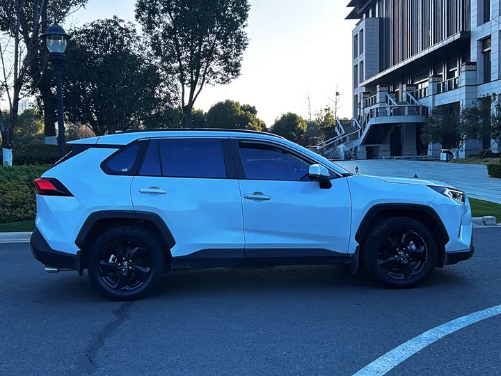 Фото 4 - Toyota RAV4