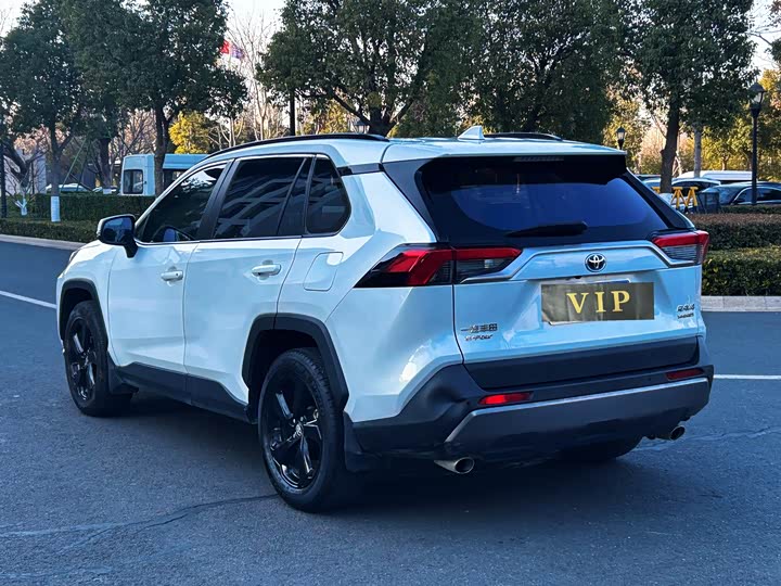 Фото 6 - Toyota RAV4