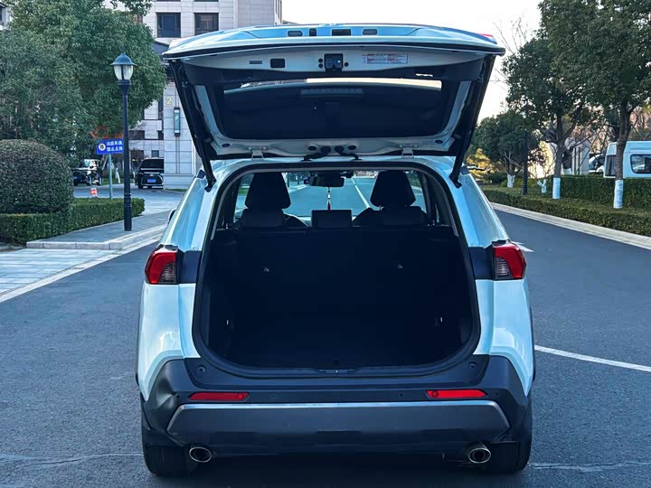 Фото 8 - Toyota RAV4