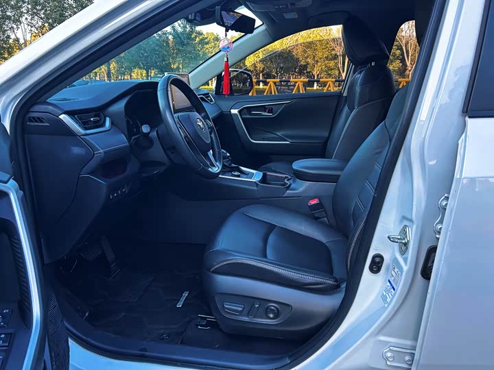 Фото 9 - Toyota RAV4